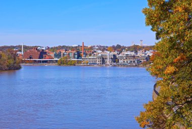 Georgetown waterfront sonbahar, Washington Dc, ABD Potomac Nehri boyunca. Bize sermaye ve cityscape ufukta panoramik manzarasının ile National Cathedral.