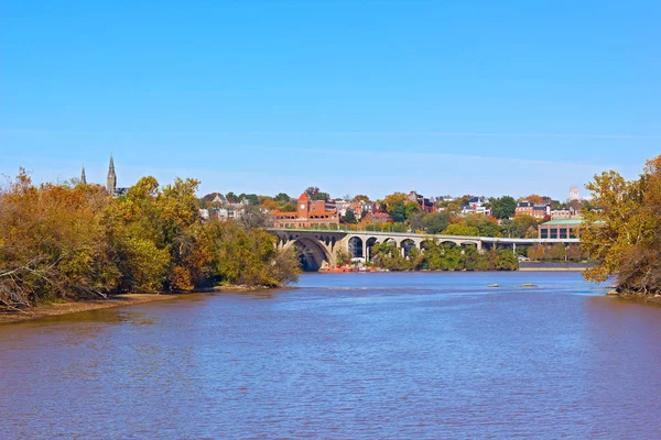 Φθινόπωρο Στον Ποταμό Potomac Κοντά Στη Γέφυρα Κλειδί Υπό Ανακαίνιση — Φωτογραφία Αρχείου