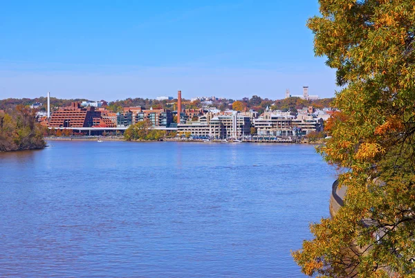 ジョージタウン秋 ワシントン アメリカ合衆国のポトマック川沿いのウォーター フロント 地平線上に国立大聖堂と資本と都市景観のパノラマ ビュー — ストック写真