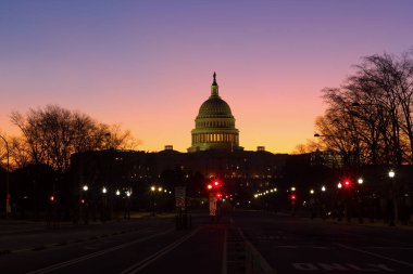 Bize Capitol Pennsylvania Avenue bir görünüm Washington Dc, ABD'deki şafakta. Güzel kış gündoğumu açık gökyüzü ile. 