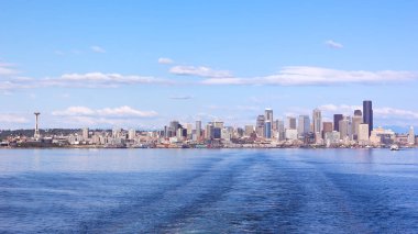 Seattle şehir manzarası üzerinde liman üzerinden görüntüleyin. Seattle üzerinde panoramik yaz öğleden sonra.