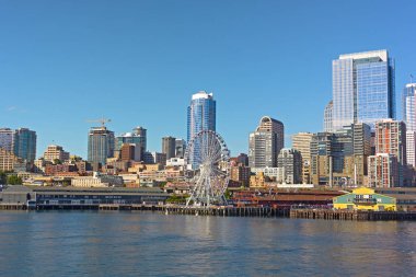 Seattle downtown Puget Sound sudan bir görünüm. Yaz aylarında güneşli öğleden sonra Seattle şehir yerler.