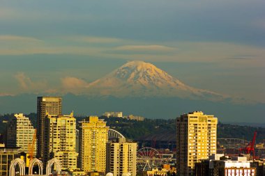 Mount Rainier ve Seattle binalar günbatımı saat. Şehir manzaralı ve Mount Rainier ile kar tepe.