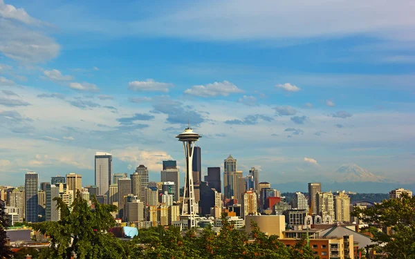 Seattle Città Skyline Con Mount Rainier Sullo Sfondo Estate Panorama — Foto Stock