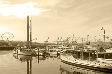 16 Haziran 2013 Seattle, ABD tarihinde yaz aylarında parlak gökyüzü altında Puget Sound iskelede demirledi vintage motor yatlar. 