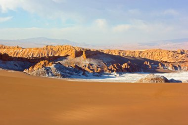 Kum ve kaya oluşumları Atacama Çölü, Şili, Güney Amerika'nın doğaüstü manzara. Günbatımı dağ sırtı ufukta doğru yayılan çöl çokluk içinde.