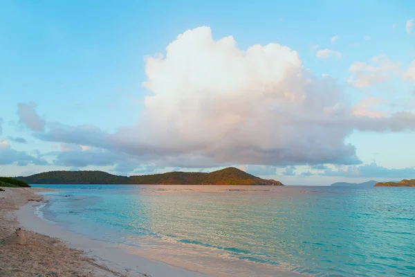 Obrovské Kupovité Mraky Nad Písečnou Pláž Tropickém Ostrově Při Západu — Stock fotografie