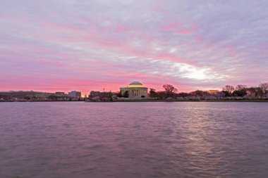 Washington Dc panorama adlı bahar kiraz çiçeği sırasında gündoğumu. Deprem Havzası rezervuar kentsel peyzaj etrafında kiraz ağaçları.