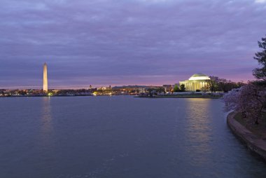 Dawn, Washington Dc, ABD, karanlık sularda yansıması ile şehir tarihi anıtlar. Deprem Havzası çevresinde Washington Dc panorama adlı gündoğumu sırasında kiraz çiçeği.