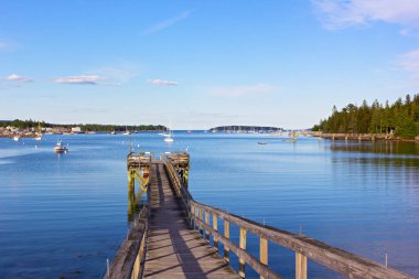 Ahşap bir iskele Bar Harbor, Maine, ABD. Yatlar ve teknelere sakin sularda liman manzaralı panorama.