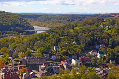 Harpers Ferry Ulusal tarihi Parkı ve şehir demiryolu İstasyonu ile bir görünüm. Sonbahar Potomac ve Shenandoah nehirlerinin birleştiği noktada West Virginia peyzaj.