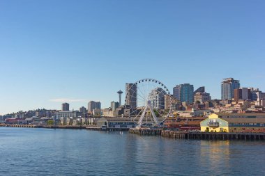 Puget Sound bay waters, ABD Seattle şehir bir görünüm. Cityscape yaz aylarında güneşli bir öğleden sonra.