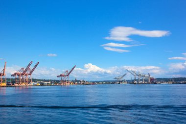 Bağlantı noktası panorama güneşli bir öğleden sonra Seattle, ABD. Vinçler, damarları ve kargo konteyner şehir noktasının.