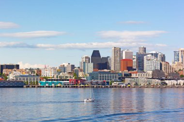 Downtown arka plan üzerinde bir motorbot Puget Sound bay waters ve Seattle. Seattle iskele ve gökdelenler öğleden sonra güneş altında.