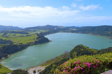 Göl Furnas (Lagoa das Furnas) Sao Miguel Island, Azores, Portekiz. Pico do Ferro doğal göl manzarasına bakmaktadır azaleas çiçeklenme sırasında.