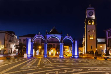 Ponta Delgada ana kare Portas da Cidade - City Gate ve Saint Sabastian kilise Azores, Portekiz ile gece sahne. Saat Kulesi ve geceleri aydınlatılan tarihi kapısı kilise.