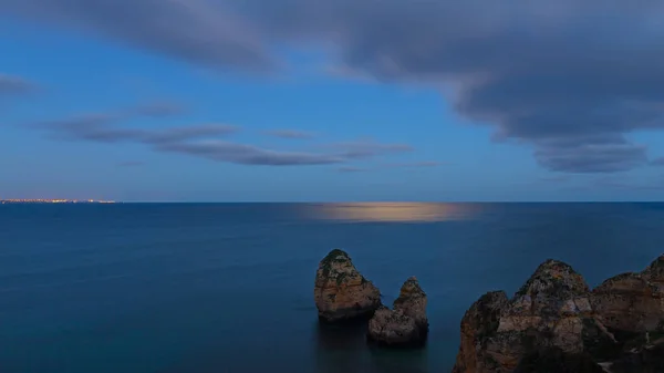 Maanlicht Glanst Een Kalm Oppervlak Van Atlantische Oceaan Panorama Met — Stockfoto