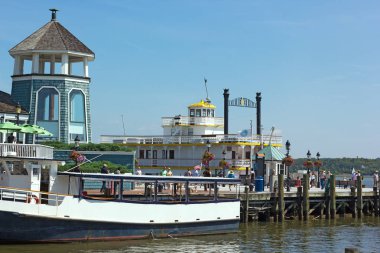 Alexandria, Virginia, ABD - 4 Eylül 2017: Old Town İskenderiye rıhtımı güneşli bir hafta sonu sabahında halkın iskele boyunca rahatbir şekilde gezinerek.