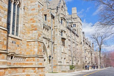 New Haven, Connecticut, Abd - 8 Nisan: 8 Nisan 2017 tarihinde görülen Yale Üniversitesi kampüsünün Üniversite Gotik binası. İngiliz Tudor ve Gotik binalardan esinlenen binanın tarihi mimarisi. 