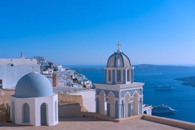 Ege Denizi'ne bakan bir kayalıkta kilise, Santorini Adası, Yunanistan.