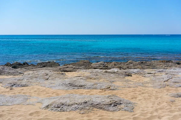 Sandy Mediterranean Sea Beach Flat Rocks Greece — Stock Photo, Image