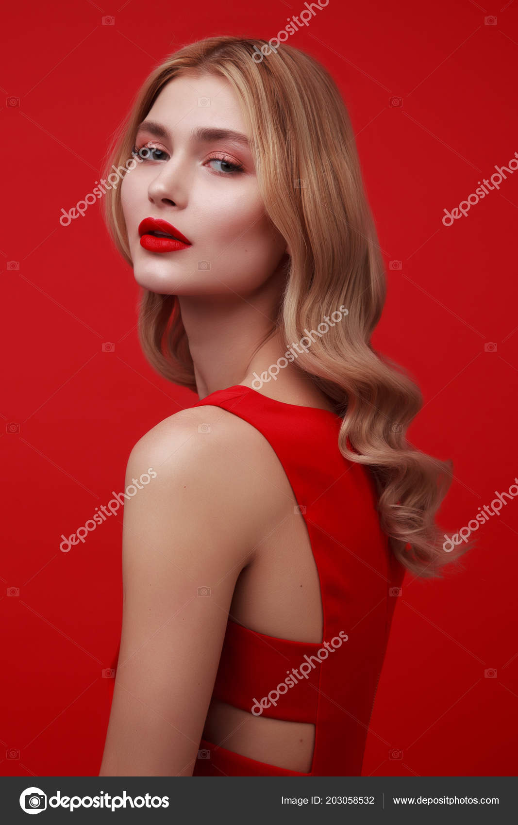 Bạn muốn khám phá phong cách mới mẻ với chiếc váy đỏ lộng lẫy? Hãy xem ngay hình ảnh liên quan để khám phá sự lộng lẫy của cô gái trẻ tóc vàng trong chiếc váy đỏ tuyệt đẹp!