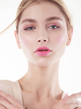 Güzel genç kadın sarışın kadının güzellik atış. Doğal makyaj ile güzel bir genç kadın portresi. Stüdyo vurdu. Beyaz bitti izole. Taze temiz cildi şehvetli genç kadının. Cilt bakım ve güzellik kavramı. Kapalı gözler