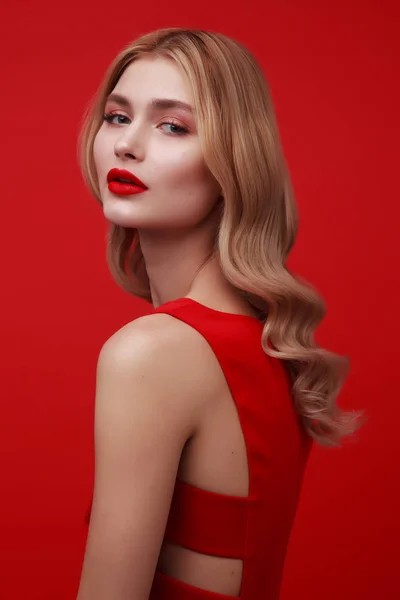 Estudio Foto Mujer Rubia Moda Vestido Rojo Hollywood Peinado Labios —  Fotos de Stock
