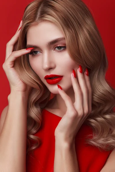 Fashion Foto Van Een Mooie Elegante Blonde Vrouw Een Rode — Stockfoto