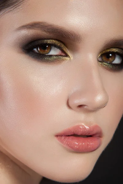 Güzellik yakın çekim portre. Trend şık makyaj genç kadın için. yeşil dumanlı göz makyaj. sağlıklı parlak deri. izole siyah arka plan üzerine esmer Bayan