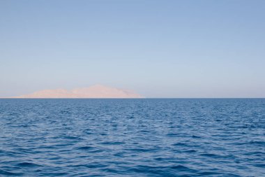 güzel deniz. manzarası. Tiran Adası'nın görünümü. Kızıl Deniz ve ada Tiran Mısır. Deniz manzaralı.