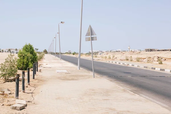 Çölde boş bir yol.