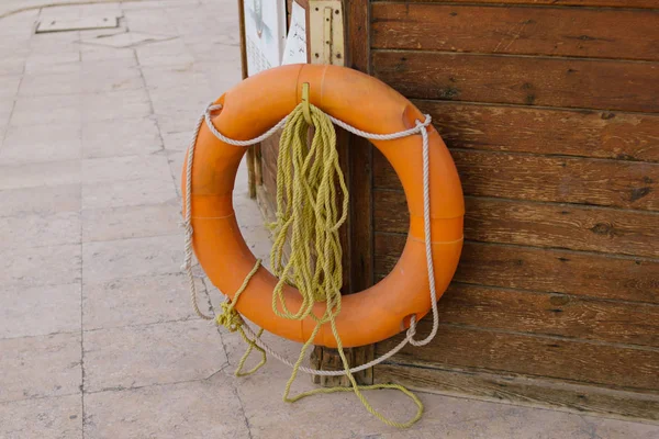 Lifebuoy Junto Piscina — Fotografia de Stock