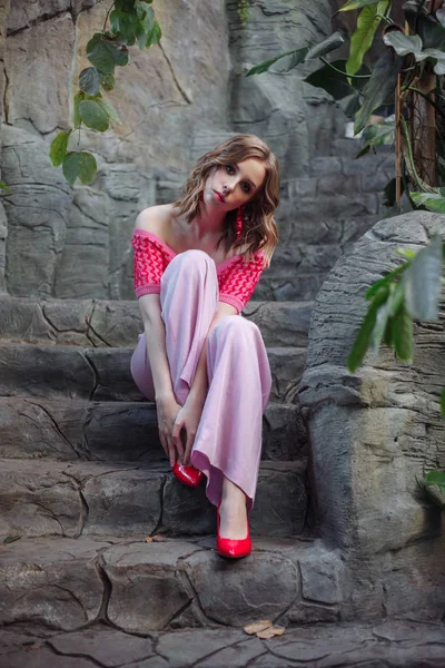 Дівчина Червоній Блузці Класичному Взутті Блондинка Рожевих Розкльошені Штани Красива — стокове фото