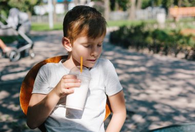 yaz günü. 7 yaşında çocuk açık milkshake içme