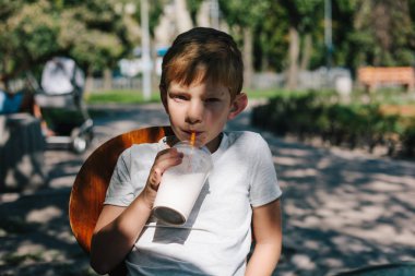 yaz günü. 7 yaşında çocuk açık milkshake içme