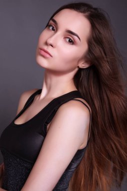 doğal makyaj güzel genç kadın. gri arka plan üzerinde güzellik portresi. Bayan uzun sağlıklı saç ile