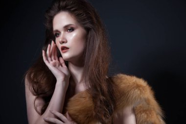 genç model güzellik portresi. tilki kürk kadınla. Kış şık. güzel küpe