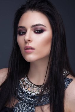 yakın çekim güzellik portresi. esmer mor makyaj ile. Glamour kadın siyah arka plan üzerine. parlak deri