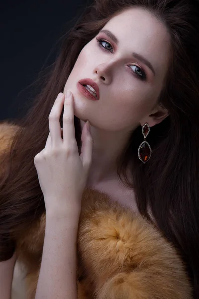 Портрет Краси Молодої Моделі Жінка Хутром Лисиці Зимовий Шик Красива — стокове фото