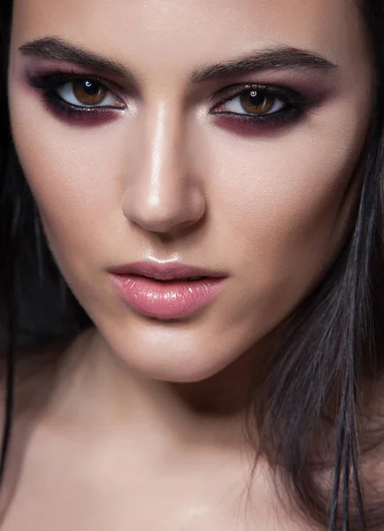 クローズ アップの美しさの肖像画 紫のメイクアップとブルネット 黒い背景に魅力の女性 輝く肌 — ストック写真
