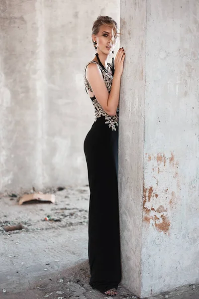 Glamour Fashion Model Long Evening Dress Posing Abadoned Place Young — ストック写真