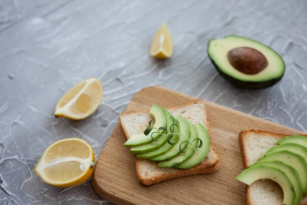 Tostadas Con Rodajas Aguacate Escritorio Madera Cuchillo Vintage Cuchara Sobre — Foto de Stock