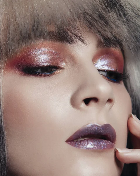 parlak makyaj ile güzel bir kadın. güzellik portre yakın çekim. kısa siyah ve beyaz saçlı kadın. yaratıcı makyaj