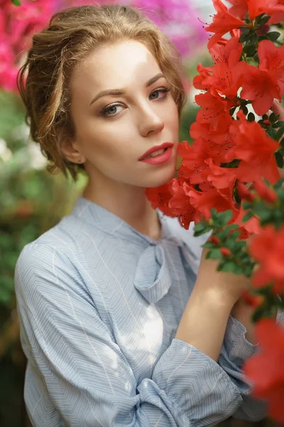 Bahar Romantik Kavram Açelyalar Çalılar Yakınında Genç Güzel Kadın Çiçek — Stok fotoğraf