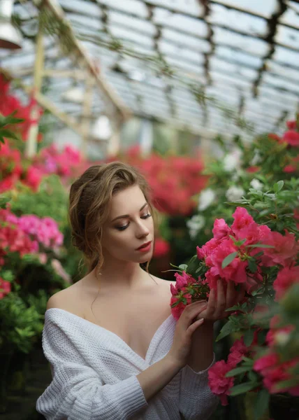 Vårens Romantiska Koncept Ung Vacker Kvinna Nära Azaleas Buskar Lady — Stockfoto