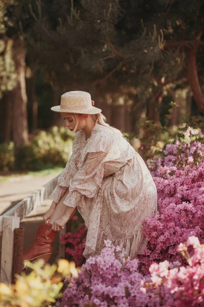 Giovane Bella Donna Nel Parco Ritratto Moda Donna Bionda Con — Foto Stock