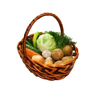 Beyaz arka planda sebzeli sepet. Taze sağlıklı yiyecek, vejetaryen diyeti lahana, rezene, yeşil biber, salatalık, patates, havuç, soğan ve sarımsak dahil olmak üzere.