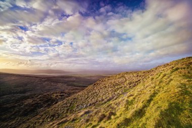 County Kerry panoramik manzara güneşli gün batımı ile. İrlanda.