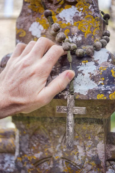 Mano Del Hombre Apoyó Sobre Antiguo Monumento Hormigón Con Una — Foto de Stock